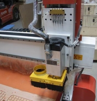 Шпиндель с воздушным охлаждением  (4,5 кВт) работают попеременно разными инструментами, являясь альтернативой станков с автоматической сменой инструмента.