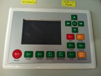Пульт управления станком  сж/к экраном и кнопочным набором находится на передней правой панели станка.