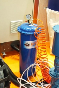 Воздушный ресивер для компенсации перепа-да давлений в пневмосистеме станка при ра-боте.