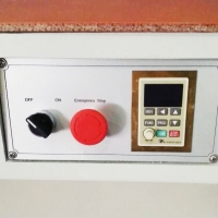 На панели управления выведено управление инвертором для изменения частоты вращения щёточно-лепестковых барабанов