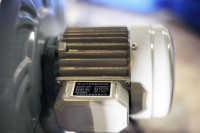 Вентилятор для отвода продуктов горения из зоны обработки подключается с тыловой части станка и выводится шлангом в трубу или вытяжную вентиляцию.