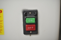 УПРАВЛЕНИЕ станка простое и понятное, кнопки включения и выключения расположены на корпусе станка.
